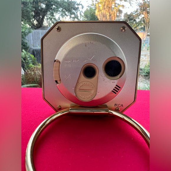 VINTAGE TRAVEL ALARM CLOCK Circa 1980 - Picture 2 of 8